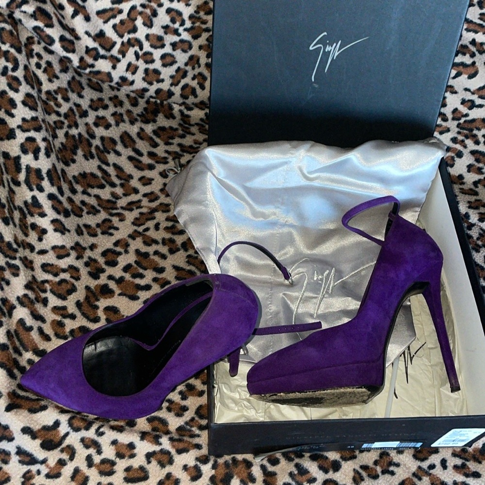 Platform pump with removable ankle strap